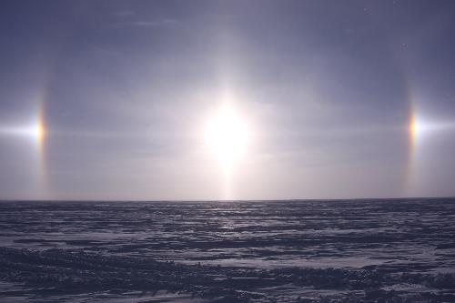 Photo taken on Dec. 27, 2009 shows the phenomenon of parhelion in Antarctica. Parhelion is believed to form from light that is reflected off of atmospheric ice crystals. [Xinhua]