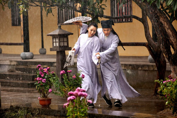 The latest released on-set photos show a very intimate moment shared in the rain between two protagonists. In the film, scholar Tong Bak Fu, played by actor Huang Xiaoming, teaches Zhang Jingchu's Chau Heung how to write.