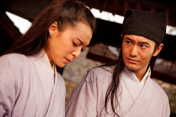 The latest released on-set photos show a very intimate moment shared in the rain between two protagonists. In the film, scholar Tong Bak Fu, played by actor Huang Xiaoming, teaches Zhang Jingchu's Chau Heung how to write.