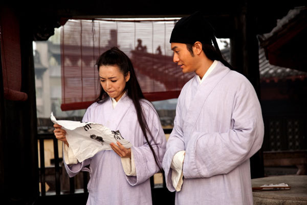 The latest released on-set photos show a very intimate moment shared in the rain between two protagonists. In the film, scholar Tong Bak Fu, played by actor Huang Xiaoming, teaches Zhang Jingchu's Chau Heung how to write.