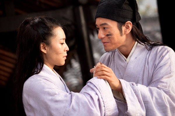 The latest released on-set photos show a very intimate moment shared in the rain between two protagonists. In the film, scholar Tong Bak Fu, played by actor Huang Xiaoming, teaches Zhang Jingchu's Chau Heung how to write.