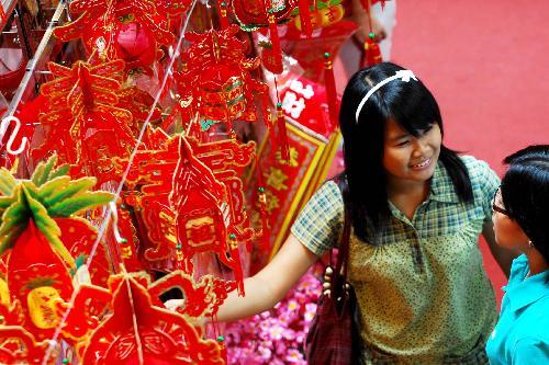 Consumers pick up decorations at a shopping mall in Jakarta, capital of Indonesia, Feb. 8, 2010. Festive decorations are seen in shopping centers in Jakarta as Lunar New Year of the Tiger, that falls on February 14, 2010, approaches. [Xinhua photo]