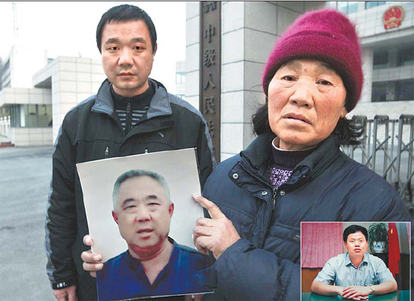 Relatives of Li Guofu, a former official in Fuyang, Anhui province, who was persecuted to death by a local district Party secretary, hold Li’s portrait to protest the sentence outside the Wuhu Intermediate People’s Court yesterday. Inset: Zhang Zhi’an, former Party secretary of Yingquan district of Fuyang, who was sentenced to death with a two-year reprieve yesterday. [Lao Chun/China Daily]