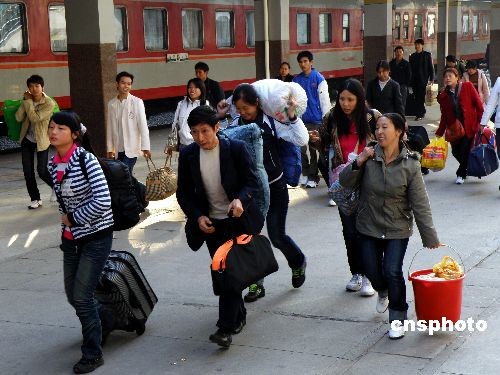Migrant workers left Guangzhou,Dongguan and come back home as Spring Festival approaches.[File photo]