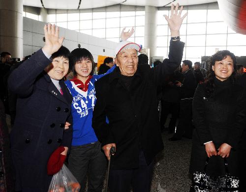 Tourists get prepared for boarding the plane at Taiyuan Wusu Airport in Taiyuan, north China's Shanxi Province, on Feb. 10, 2010. [Xinhua]