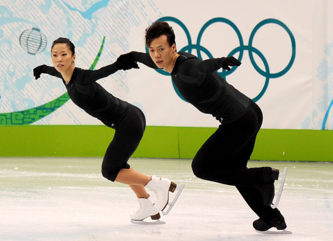 China's Shen Xue (L) and Zhao Hongbo train in preparation for the figure skating competition of Vancouver 2010 Winter Olympic Games on Feb. 9, 2010. [Xinhua/Yang Lei]