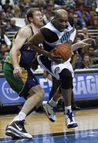 Orlando Magic guard Vince Carter (R) goes around New Orleans Hornets forward Darius Songaila during second half NBA basketball action in Orlando, Florida, February 8, 2010.(Xinhua/Reuters Photo) 