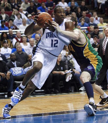 Orlando Magic center Dwight Howard (L) drives to basket around New Orleans Hornets forward Darius Songaila during second half NBA basketball action in Orlando, Florida, February 8, 2010.(Xinhua/Reuters Photo) 