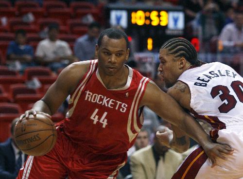 Houston Rockets' Chuck Hayes (L) moves around the Miami Heat's Michael Beasley in the first half of their NBA basketball game in Miami, Florida February 9, 2010. Heat won 99-66. (Xinhua/Reuters Photo)