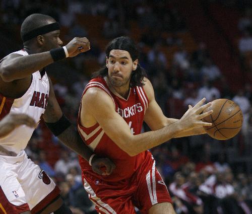 The Miami Heat's Jermaine O'Neal (L) defends, as Houston's Luis Scola tries to drive in the first half during this regular season NBA game between the Miami Heat and the Houston Rockets in Miami, Florida, February 9, 2010.(Xinhua/Reuters Photo)