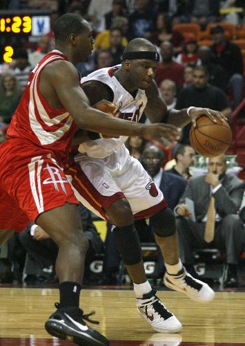 The Miami Heat's Jermaine O'Neal (R) collides with Houston Rockets' Carl Landry (L) in the first half of their NBA game in Miami, Florida, February 9, 2010.(Xinhua/Reuters Photo)