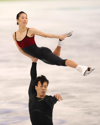 China's Shen Xue (Top) and Zhao Hongbo train in preparation for the figure skating competition of Vancouver 2010 Winter Olympic Games on Feb. 9, 2010. (Xinhua/Yang Lei) 