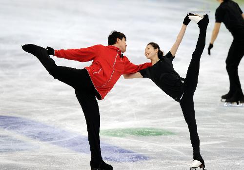 China's Zhang Dan (R) and Zhang Hao train in preparation for the figure skating competition of Vancouver 2010 Winter Olympic Games on Feb. 9, 2010. (Xinhua/Yang Lei) 
