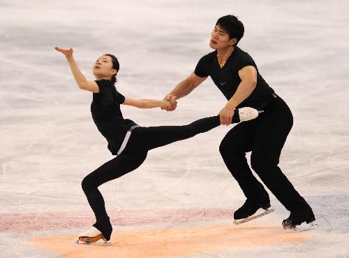 China's Zhang Dan (L) and Zhang Hao train in preparation for the figure skating competition of Vancouver 2010 Winter Olympic Games on Feb. 9, 2010. (Xinhua/Yang Lei) 