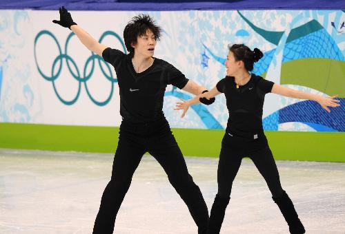 China's Pang Qing (R) and Tong Jian train in preparation for the figure skating competition of Vancouver 2010 Winter Olympic Games on Feb. 9, 2010. (Xinhua/Yang Lei) 