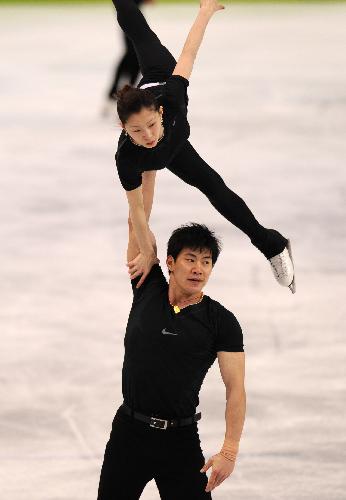 China's Zhang Dan (Top) and Zhang Hao train in preparation for the figure skating competition of Vancouver 2010 Winter Olympic Games on Feb. 9, 2010. (Xinhua/Yang Lei) 