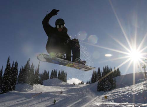 A snow boarder gets some air as he enjoys the so-called 'Whistler snow park' prior to the Vancouver 2010 Winter Olympics in Whistler, British Columbia, February 9, 2010.(Xinhua/Reuters Photo)