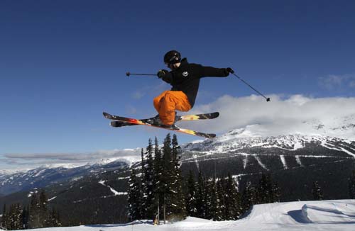 A free-ride skier gets some air as he seems to fly over the Whistler mountains in the 'Whistler snow park' prior to the Vancouver 2010.(Xinhua/Reuters Photo)