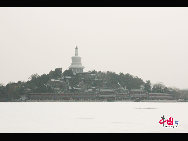 Beihai Park is one of the oldest, largest and best-preserved of the ancient imperial gardens in China and it is conveniently located in the very center of Beijing. Beihai literally means 'Northern Sea'. There are also corresponding 'Central' and 'Southern Seas' – both are located in an area called Zhongnanhai. This region is also quite famous because it houses China's paramount leaders. [Photo by Dong Qingpei]