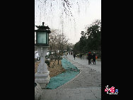 Beihai Park is one of the oldest, largest and best-preserved of the ancient imperial gardens in China and it is conveniently located in the very center of Beijing. Beihai literally means 'Northern Sea'. There are also corresponding 'Central' and 'Southern Seas' – both are located in an area called Zhongnanhai. This region is also quite famous because it houses China's paramount leaders. [Photo by Dong Qingpei]