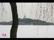 Beihai Park is one of the oldest, largest and best-preserved of the ancient imperial gardens in China and it is conveniently located in the very center of Beijing. Beihai literally means 'Northern Sea'. There are also corresponding 'Central' and 'Southern Seas' – both are located in an area called Zhongnanhai. This region is also quite famous because it houses China's paramount leaders. [Photo by Dong Qingpei]