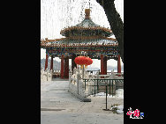 Beihai Park is one of the oldest, largest and best-preserved of the ancient imperial gardens in China and it is conveniently located in the very center of Beijing. Beihai literally means 'Northern Sea'. There are also corresponding 'Central' and 'Southern Seas' – both are located in an area called Zhongnanhai. This region is also quite famous because it houses China's paramount leaders. [Photo by Dong Qingpei]