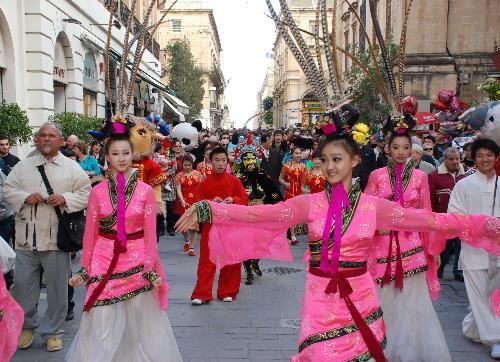 Performers participate in a street parade during the 4th Valletta Chinese Spring Festival Gala Show in Valletta, Malta on February 8, 2010 to mark the forthcoming Chinese festival. [Xinhua photo] 