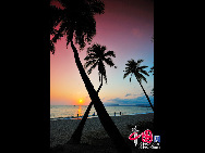 Hainan Island is located in the South China Sea, separated from Guangdong's Leizhou Peninsula to the north by a shallow and narrow strait. Tianya Haijiao is a popular resort in the southern part of Hainan Province,China. It is located 24 km to the west of Sanya's Municipal Area. [Photo by Zhou Yunjie]