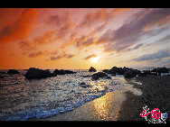 Hainan Island is located in the South China Sea, separated from Guangdong's Leizhou Peninsula to the north by a shallow and narrow strait. Tianya Haijiao is a popular resort in the southern part of Hainan Province,China. It is located 24 km to the west of Sanya's Municipal Area. [Photo by Zhou Yunjie]