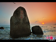 Hainan Island is located in the South China Sea, separated from Guangdong's Leizhou Peninsula to the north by a shallow and narrow strait. Tianya Haijiao is a popular resort in the southern part of Hainan Province,China. It is located 24 km to the west of Sanya's Municipal Area. [Photo by Zhou Yunjie]