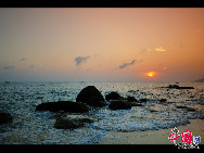 Hainan Island is located in the South China Sea, separated from Guangdong's Leizhou Peninsula to the north by a shallow and narrow strait. Tianya Haijiao is a popular resort in the southern part of Hainan Province,China. It is located 24 km to the west of Sanya's Municipal Area. [Photo by Zhou Yunjie]