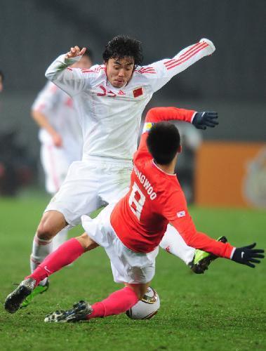 China's Zhao Xuri(L) vies with a player of South Korea during their Men's East Asian Championship soccer match in Tokyo February 10, 2010. China defeated South Korea 3-0. [Xinhua/Ji Chunpeng]