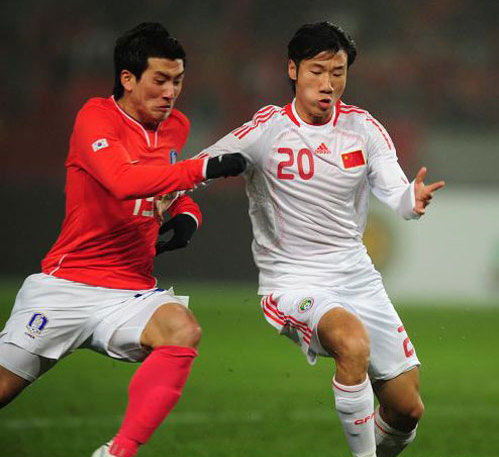 China's Rong Hao(R) vies with a player of South Korea during their Men's East Asian Championship soccer match in Tokyo February 10, 2010. China defeated South Korea 3-0. 