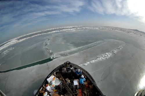 An icebreaker is trapped in sea ice on its way to the Juhua Island in Northeast China's Liaoning province, on Feb 10, 2010. According to local authorities, sea ice has made its way forward to more than 100 nautical miles and is estimated to keep increasing until the Spring Festival. [Xinhua] 