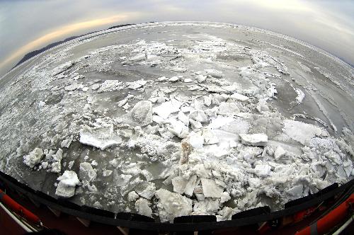 Sea ice is seen around an icebreaker on its way to the Juhua Island in Northeast China's Liaoning province, on Feb 10, 2010. [Xinhua]