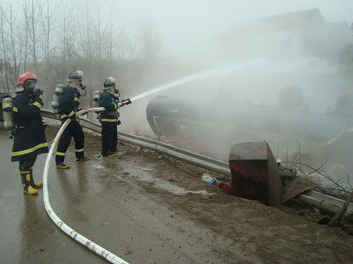 More than 200 villagers in central China's Hubei Province were evacuated after a truck spilled some 37 tonnes of hydrochloric acid on February 10, 2010.