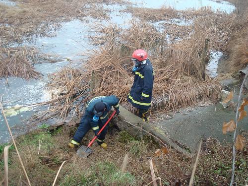 More than 200 villagers in central China's Hubei Province were evacuated after a truck spilled some 37 tonnes of hydrochloric acid on February 10, 2010.