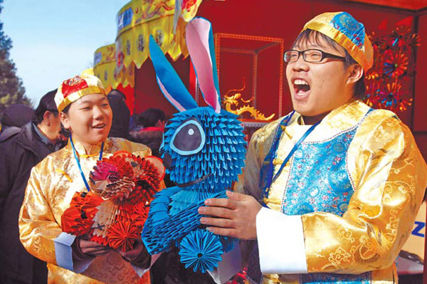 Two college students hawk their self-made crafts yesterday at the Yuanmingyuan temple fair, the city’s first park temple fair of the season.