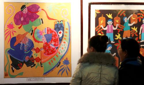 Visitors views a picture displayed on an exhibition of farmers' paintings held in Xuchang City of central China's Henan Province, Feb. 10, 2010. A big number of pictures painted with simple and magnificent styles by local farmers of central China were showed on the exhibition to greet the coming Spring Festival.