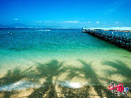 West Island is the largest of a series of small islands located off of Sanya. It is the No.1 destination in Hainan for diving and water sports. Located 8 miles off the coast, the island offers every kind of diversion for those with an active lifestyle. [Photo by Zhou Yunjie]