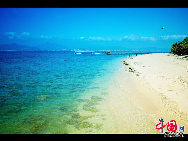 West Island is the largest of a series of small islands located off of Sanya. It is the No.1 destination in Hainan for diving and water sports. Located 8 miles off the coast, the island offers every kind of diversion for those with an active lifestyle. [Photo by Zhou Yunjie]