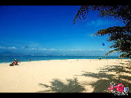 West Island is the largest of a series of small islands located off of Sanya. It is the No.1 destination in Hainan for diving and water sports. Located 8 miles off the coast, the island offers every kind of diversion for those with an active lifestyle. [Photo by Zhou Yunjie]