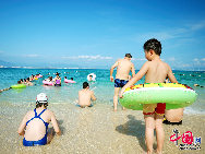 West Island is the largest of a series of small islands located off of Sanya. It is the No.1 destination in Hainan for diving and water sports. Located 8 miles off the coast, the island offers every kind of diversion for those with an active lifestyle. [Photo by Zhou Yunjie]