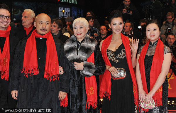 Chinese director Wang Quan'an (second from the left), actress Lu Yan (middle) and Mo Xiaoqi (second from the right) stride on red carpet of the 60th Berlin Film Festival on February 11, 2010.