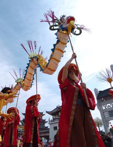 Folk artists perform dragon dancing during a street parade for the opening of the 2010 Spring Festival Temple Fair in Nanning, capital of south China's Guangxi Zhuang Autonomous Region, February 11, 2010. [Xinhua photo]