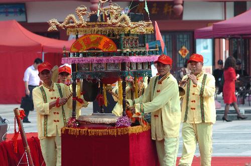 Folk artists perform during a street parade for the opening of the 2010 Spring Festival Temple Fair in Nanning, capital of south China's Guangxi Zhuang Autonomous Region, February 11, 2010. [Xinhua photo]