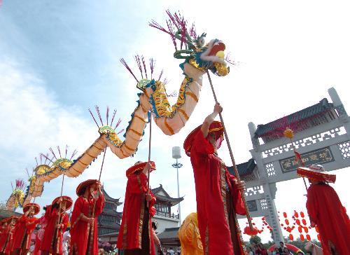 Folk artists perform during a street parade for the opening of the 2010 Spring Festival Temple Fair in Nanning, capital of south China's Guangxi Zhuang Autonomous Region, February 11, 2010. [Xinhua photo]