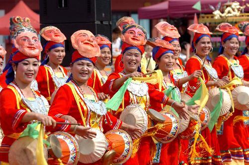 Folk artists perform during a street parade for the opening of the 2010 Spring Festival Temple Fair in Nanning, capital of south China's Guangxi Zhuang Autonomous Region, February 11, 2010. [Xinhua photo]