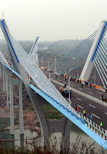 Vehicles run on the Jiayue Bridge cross the Jialing River in southwest China's Chongqing Municipality, Feb. 11, 2010. 