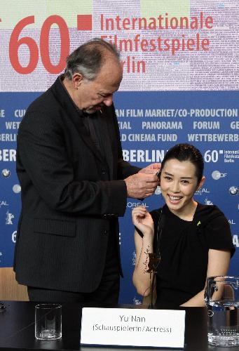 German director and head of the Berlinale jury Werner Herzog (L) helps Chinese actress and member of the Berlinale jury Yu Nan wear earphone during the press conference at the 60th Berlinale International Film Festival in Berlin, capital of Germany, Feb. 11, 2010. 